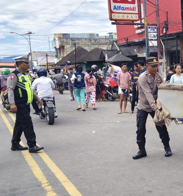 Kehadiran Polri Sigap Atasi Kebakaran di Padangsidimpuan: Lima Bangunan Ludes, Kerugian Ditaksir Rp5