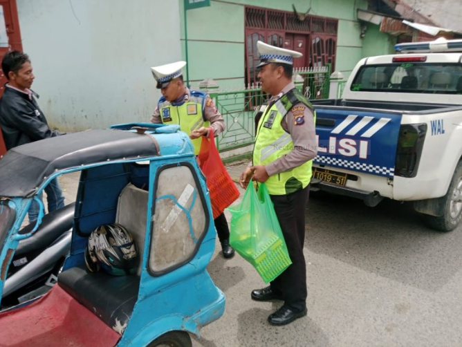 Ops Patuh toba 2024 Satlantas Polres PSP berbagi nasi Kotak dengan Parbetor