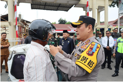 kapolres PSP bersama Forkopimda bagi bagi helm gratis Kepada pengendara  