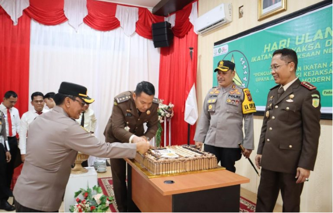 Hari Bhakti Adhyaksa Ke-64, Kapolres Padangsidimpuan Berikan Kejutan Kepada Kajari dan Jajaran