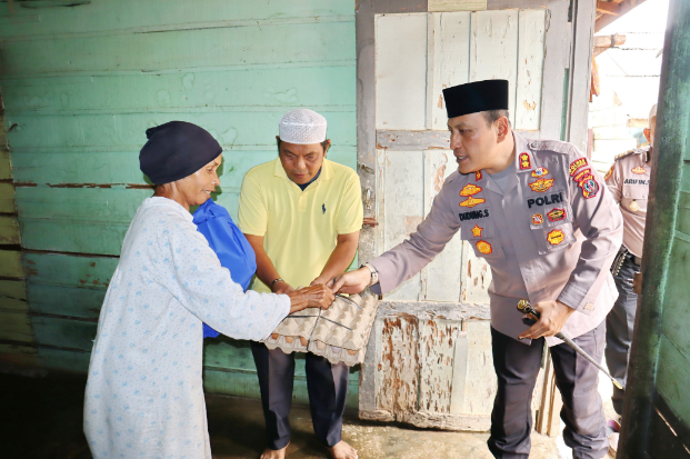 Jumat Berkah AKBP Dudung  Berbagi sembako dengan Warga Kurang mampu di samora