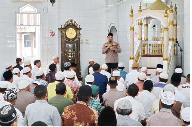 Jumat Curhat Di Masjid Al-Ikhlas, AKBP Dudung Setyawan Ajak Masyarakat Rawat Persaudaraan