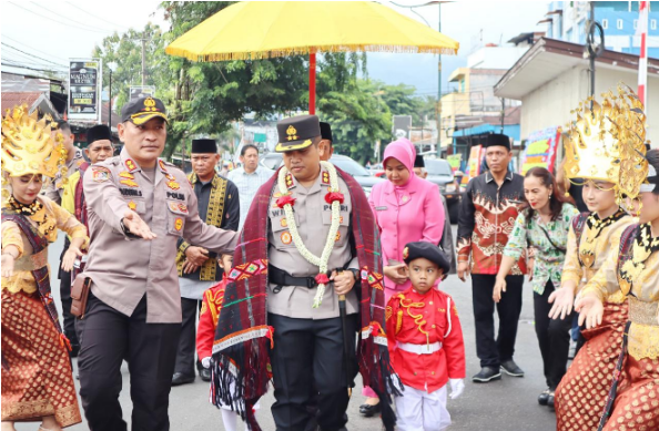 Tradisi Penyambutan Kapolres PSP AKBP Dr. Wira Prayatna, dan pelepasan AKBP Dudung Setyawan