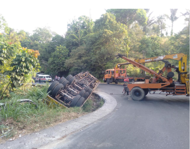 Truck bermuatan Besi masuk jurang disimirik Akhirnya dievakuasi