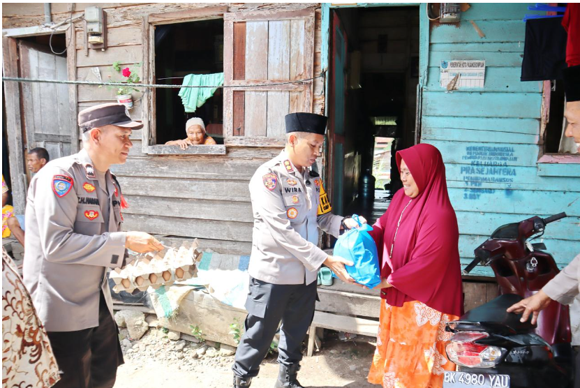 Kapolres Padangsidimpuan Salurkan Bansos, Tunjukkan Kepedulian Polri pada Masyarakat Kurang Mampu