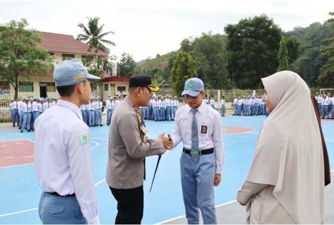 Kapolres Padangsidimpuan Goes to school di SMA Swasta Nurul Ilmi Motivasi Siswa Giat belajar