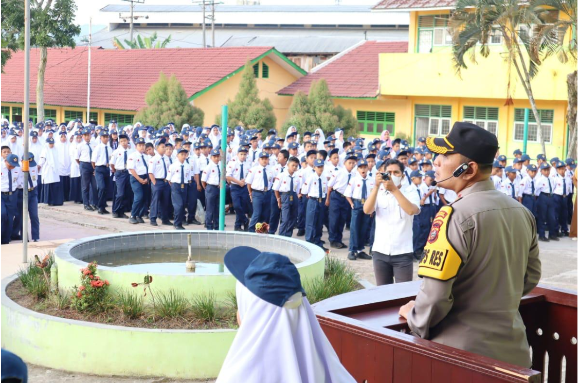 Kapolres Padangsidimpuan Berikan Arahan dan Bimbingan di SMP Negeri 4 dalam Program Santabi