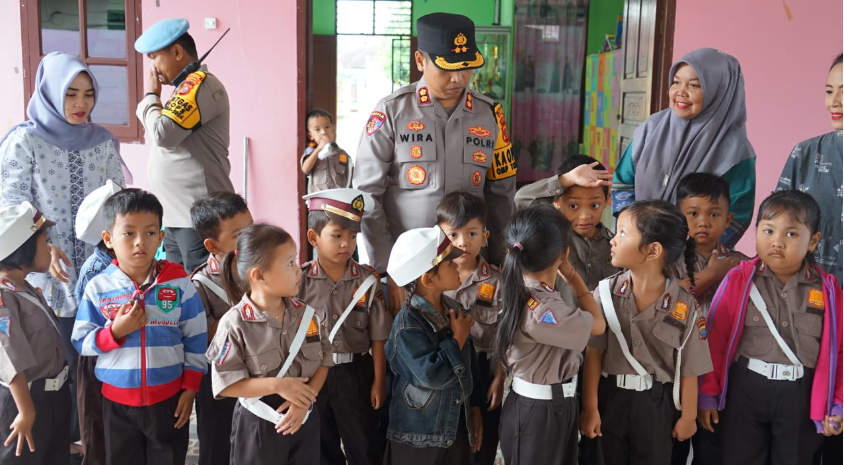 Kapolres  sambangi TK Kemala Bhayangkari  13 Padangsidimpuan 