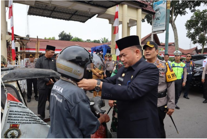 Forkopimda Padangsidimpuan Bagikan Helm Gratis di Apel Gelar Pasukan Ops Patuh Toba 2024